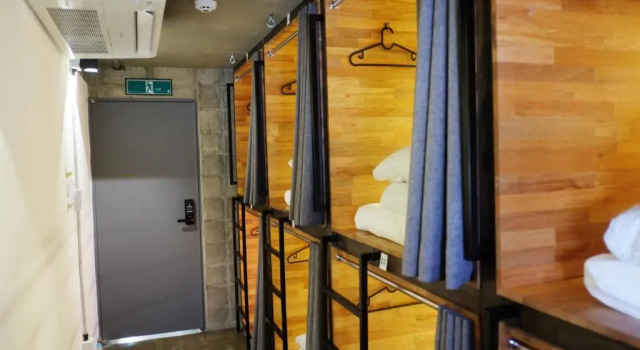 Кровать в общем номере (женский номер) The Cube Hotel