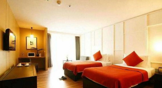 Page 10, Hotel