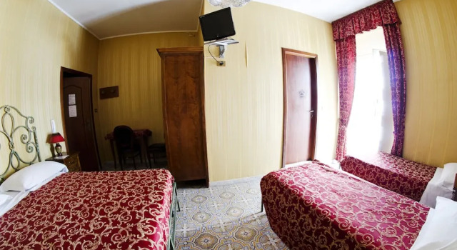 Четырёхместный номер Standard с балконом Hotel Villa Maria