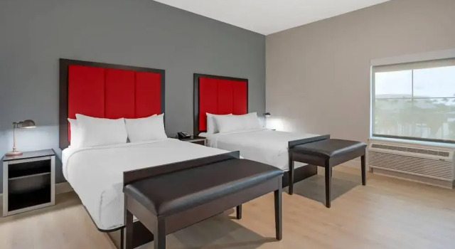 Четырёхместный номер Standard с балконом The J Hotel Dunedin near Honeymoon Island State Park, an Ascend Collection Hotel