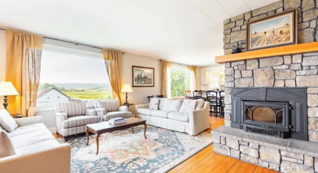 Private Beach Access + Water Views! Sleeps 18, Historic 6bdr Farmhouse w/ Deck, Rezervovat Hotel Maxwelton Spojené státy americké