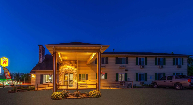 Super 8 by Wyndham Berlin WI, Rezervați Hotel Berlin Wisconsin