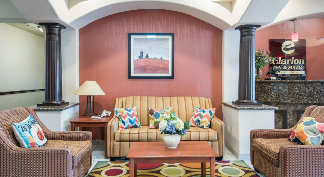 Кровать в общем номере Clarion Inn & Suites Weatherford South