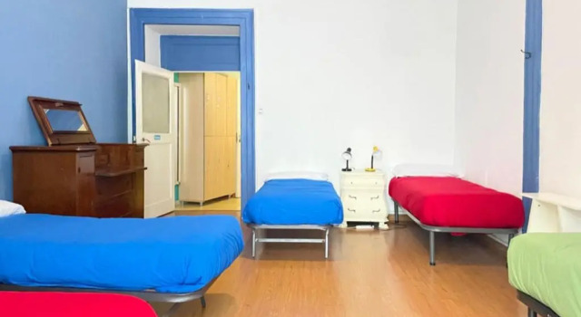 Bett im Wohnheim (Frauenwohnheim) 6 Small Rooms