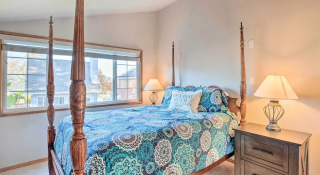 Коттедж с 4 комнатами с балконом Pet-Friendly Rockaway Beach Home w/ Fire Pit