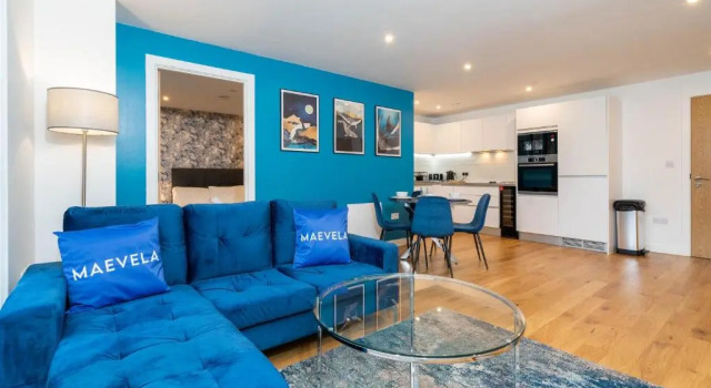 MAEVELA Apartments - Luxury Broad St Apartment - 2 Bed, 2 Bath - City Centre/Cube/Mailbox - WITH UNDERGROUND PARKING ✓- L Shape Sofa, Large 50 inch Smart TV with FREE NETFLIX & WIFI, Забронировать Апартаменты/квартира Отели Бирмингема с парковкой, рядом с Океанариум «Национальный центр морской жизни», Парковка