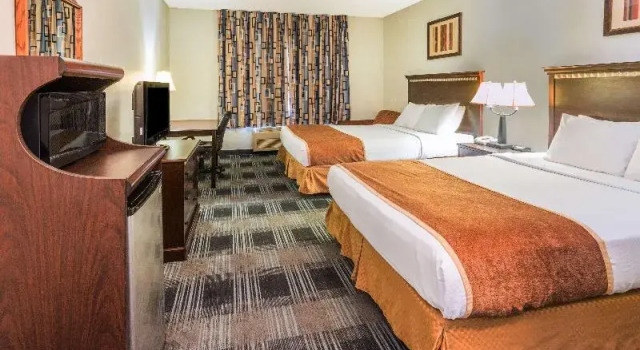 Четырёхместный номер Deluxe Days Inn & Suites by Wyndham Vancouver