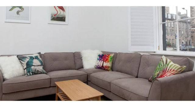 Comfy Flat for 5 in Edinburghs Lively New Town, Забронировать Отель Новый город Эдинбург, рядом с Национальный музей Шотландии