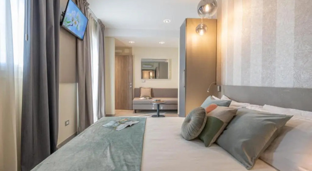 Четырёхместный номер Comfort Romagna Suite Hotel