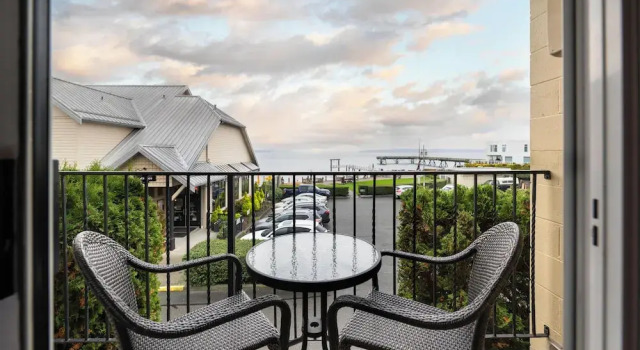 Четырёхместный номер Standard с балконом и с видом на океан Sidney Waterfront Inn & Suites