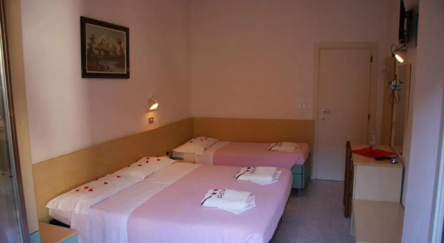 Четырёхместный номер с балконом Hotel Peonia