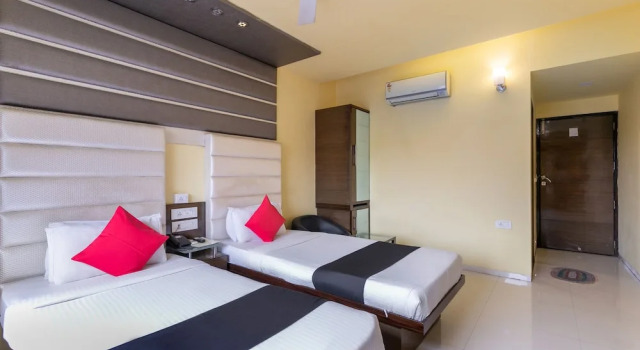 Люкс Deluxe с балконом Capital O 891 Hotel Kadamb Inn