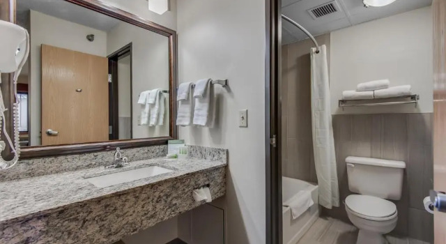 Четырёхместный номер Standard AmericInn by Wyndham Coon Rapids
