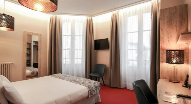Двухместный номер Comfort Hôtel Montaigne