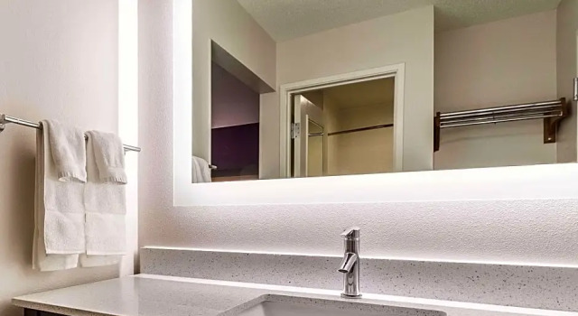 Четырёхместный номер Deluxe La Quinta Inn & Suites by Wyndham University Area Chapel Hill