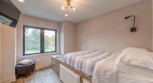 New Private Suite in Tech-enabled townhome, Varaa Hotelli Ann Arbor Michigan
