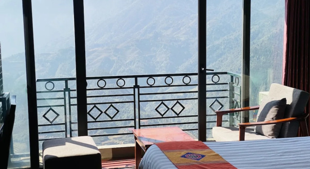 Трёхместный семейный номер Standard с балконом и с красивым видом из окна Sapa Vista Hotel