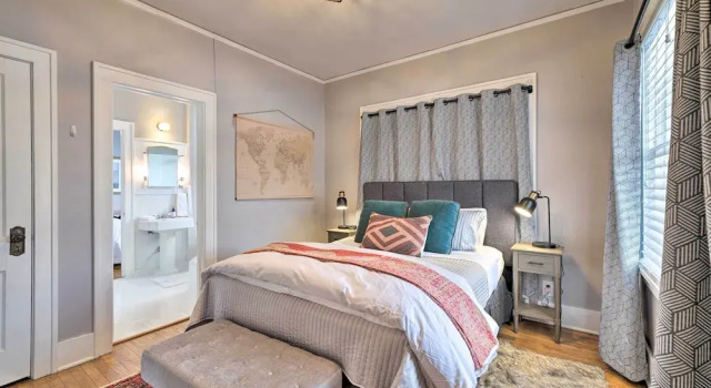 Pet-friendly OKC Home, 3 Miles to Downtown!, Varaa Lomakoti Mökit kohteessa Oklahoma, Mökki