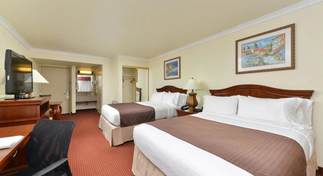 Четырёхместный номер Executive Holiday Inn Rancho Cordova - Northeast Sacramento by IHG