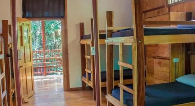 Burnt Toast Surf Camp - Hostel