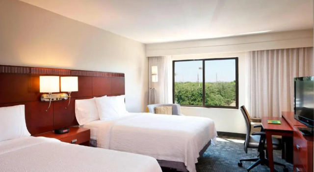 Четырёхместный номер Standard Courtyard by Marriott Brownsville
