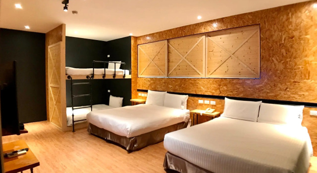 Кровать в общем номере Martin Wales Inn