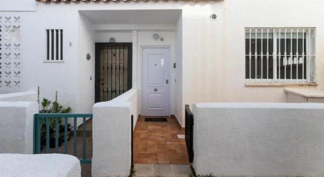 Bungalow Altea junto al casco antiguo, piscina y barbacoa, Забронировать Отель Отели Альтеа с бассейном, рядом с San Miguel Street, Бассейн