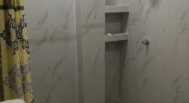 3 makuuhuonetta Standard Perhe kellari huone DC Suites Aeropuerto