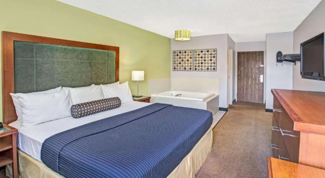 Номер Standard Days Inn by Wyndham Great Lakes Naval Base