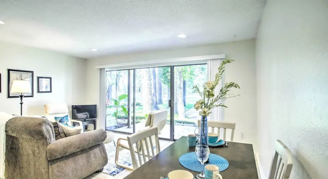 Walden Golf Course Condo Near Lake Conroe!, Varaa Huoneisto Hotellit Lake Conroe pysäköinnillä, Pysäköinti