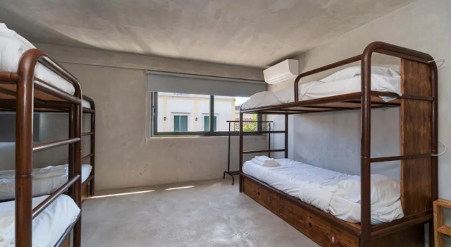 Кровать в общем номере N1 Hostel Apartments and Suites