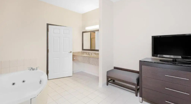 Люкс с красивым видом из окна Wingate by Wyndham Sylvania-Toledo
