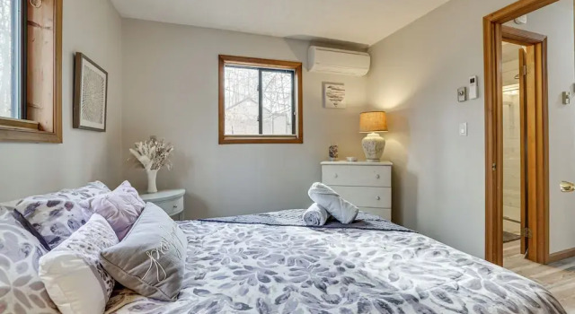 Pocono Pines Home w/ Private Hot Tub!, Buchen Sie Ferienhaus  