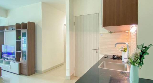 Апартаменты Standard Comfy and Spacious 3BR with Extra Room Grand Kamala Lagoon Apartment By Travelio