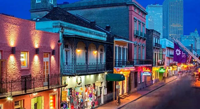 Четырёхместный номер Standard с балконом и с видом на улицу Four Points by Sheraton French Quarter
