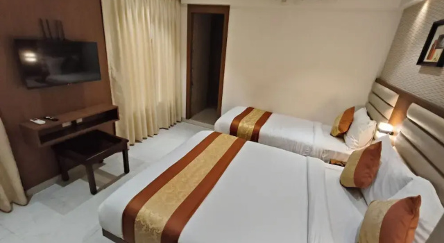 Трёхместный семейный люкс Hotel Pearl Residency Thane