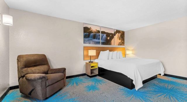 Двухместный люкс Days Inn by Wyndham Sioux Falls