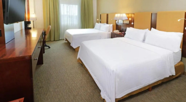Четырёхместный номер Standard Holiday Inn Hotel & Suites Hermosillo Aeropuerto by IHG
