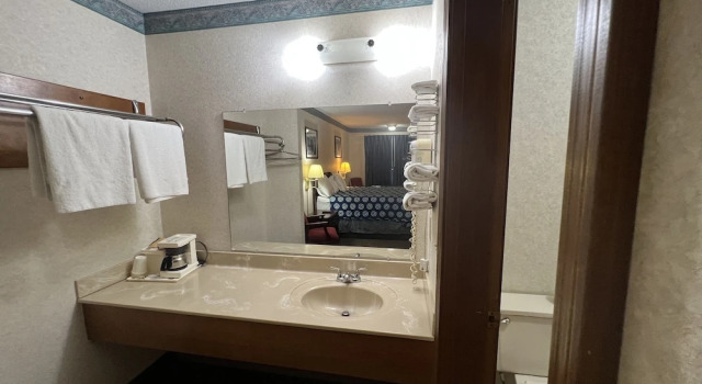 Четырёхместный номер Standard Americas Inn