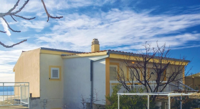 Amazing Home in Omis With Wifi and 2 Bedrooms, Book Hotel Hoteller i Split Region med parkering, Parkering