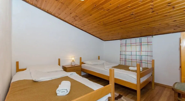 Apartment Ljubica, Book Apartment Hotels in Zavalatica with Parking, Parking