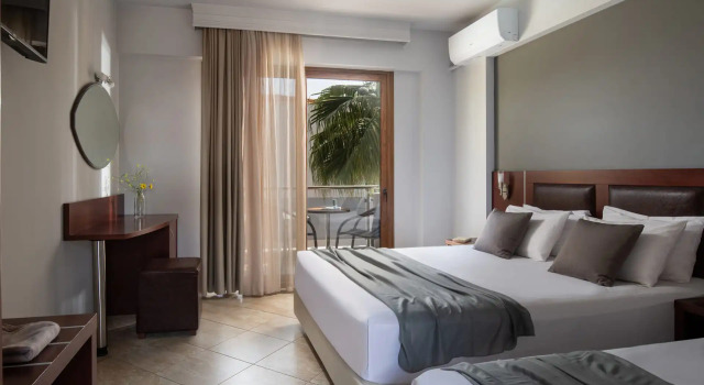 Номер Comfort с видом на бассейн Hotel Simeon