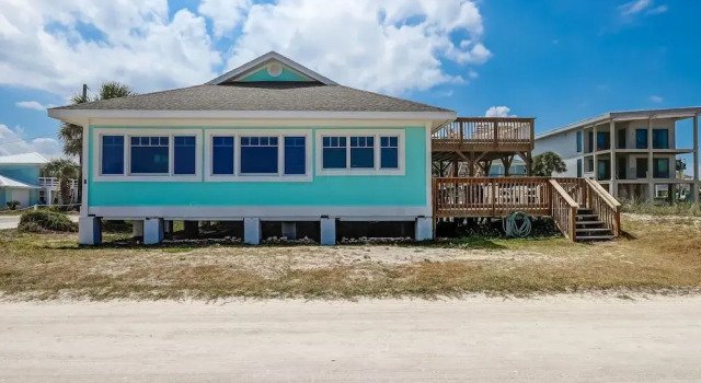 Коттедж Dog Friendly Beachfront Condo, Direct Access to Beach by RedAwning