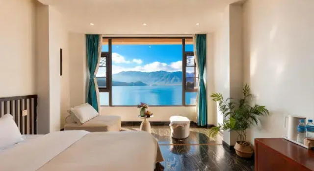 Номер Standard с видом на озеро Lugu Lake Yunshang Holiday Hotel