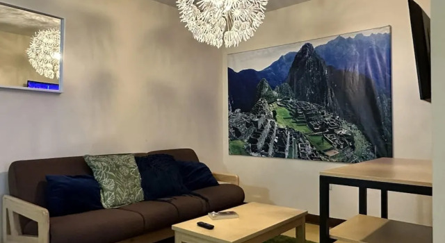 2 Bedroom 2 Bath Downtown Sleeps Six Walkable, Забронировать Апартаменты/квартира Отели Питтсбурга с парковкой, рядом с Western Pennsylvania Sports Museum, Парковка