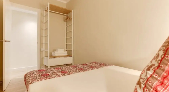 Stylish 4 bed Apt in the Center, Забронировать Апартаменты/квартира Барселона провинция Барселона, рядом с Jove Regina Theatre
