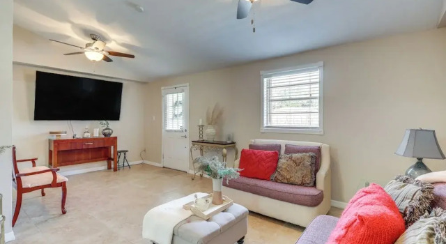 Cozy Jacksonville Home ~ 12 Mi to Downtown!, จอง โรงแรม แจ็กสันวิลล์ ฟลอริดา
