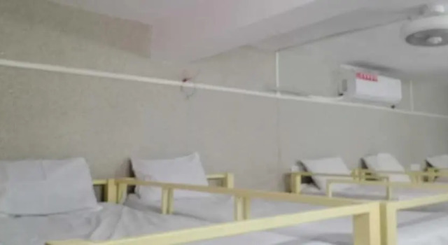 Кровать в общем номере Hotel Mayura Ankleshwar