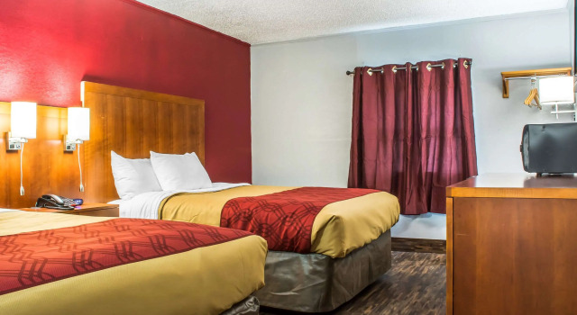 Четырёхместный номер Standard Econo Lodge