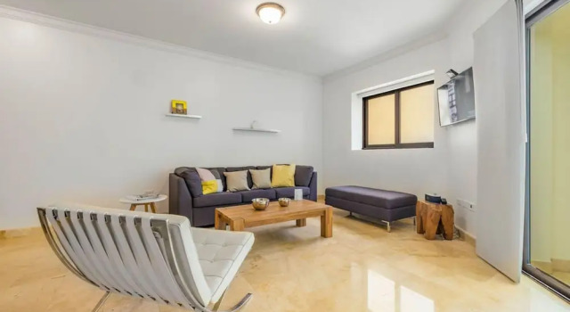 Beautiful 1BR Condo w Large Balcony in Palm Beach, Varaa Hotelli Hotellit Palm Beach. pysäköinnillä, Pysäköinti